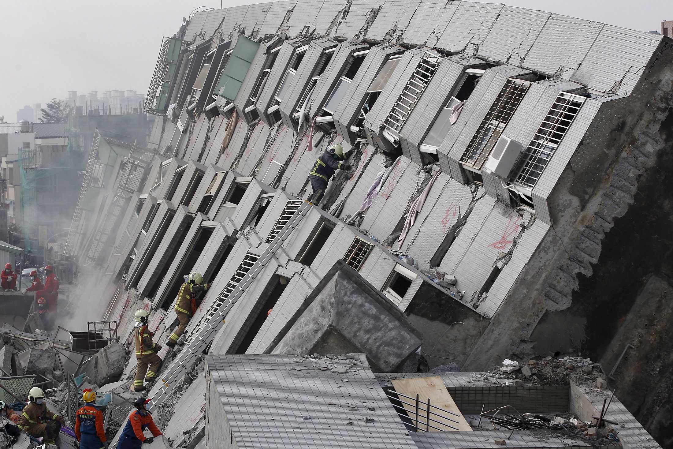 Землетрясение разрушение. Тайвань землетрясение 2018. Разрушение зданий. Обрушение зданий. Разрушение от землетрясения.