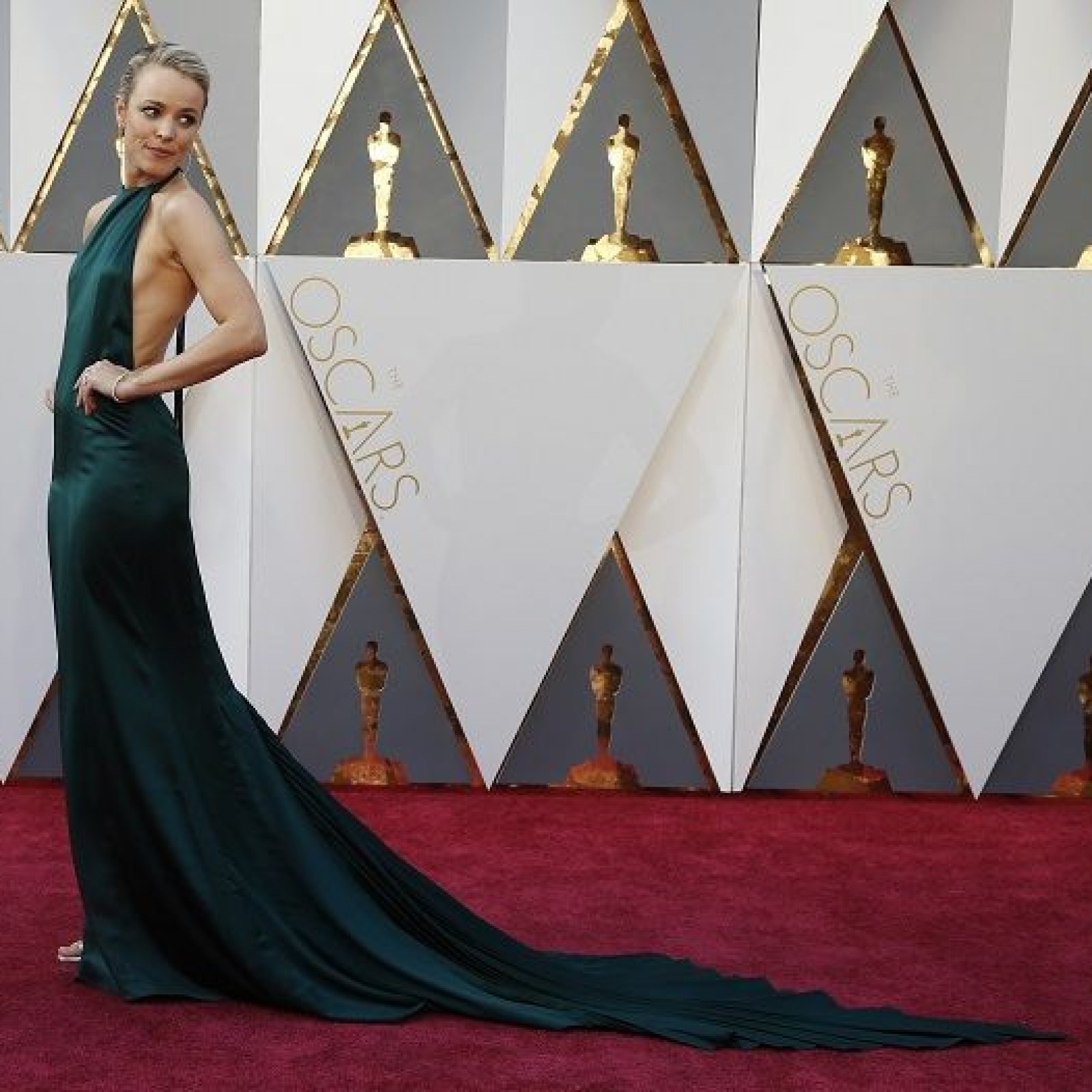 rachel mcadams green dress Rachel McAdam dares to bare in revealing emerald gown at Oscars