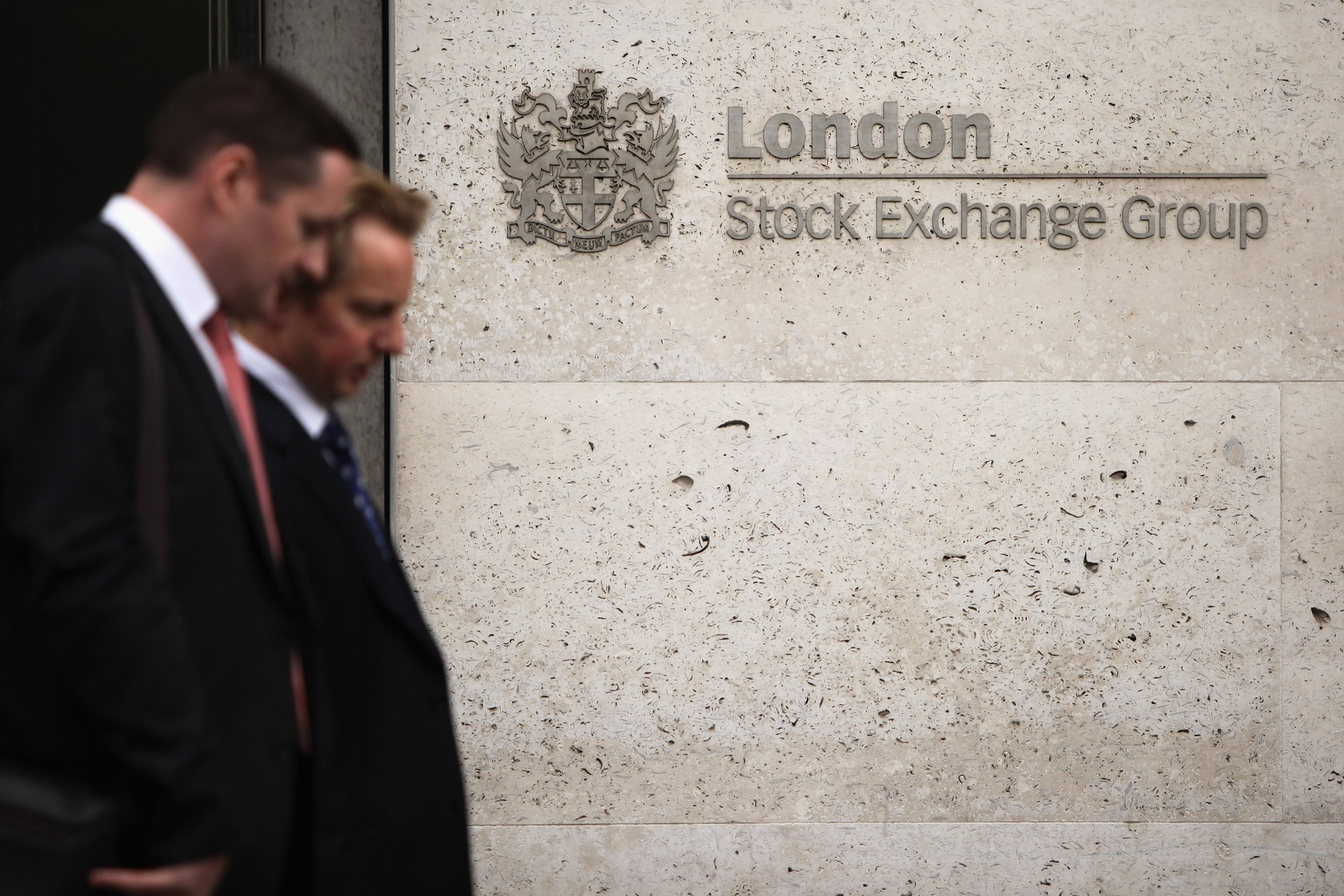 Uk companies. London stock Exchange. Мужчина в костюме на фоне лондонской биржи. Finance LSE.