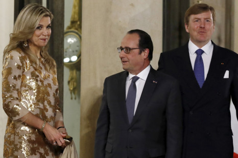 French President Francois Hollande (C) welcomes Dutch King Willem-Alexander and Queen Maxima