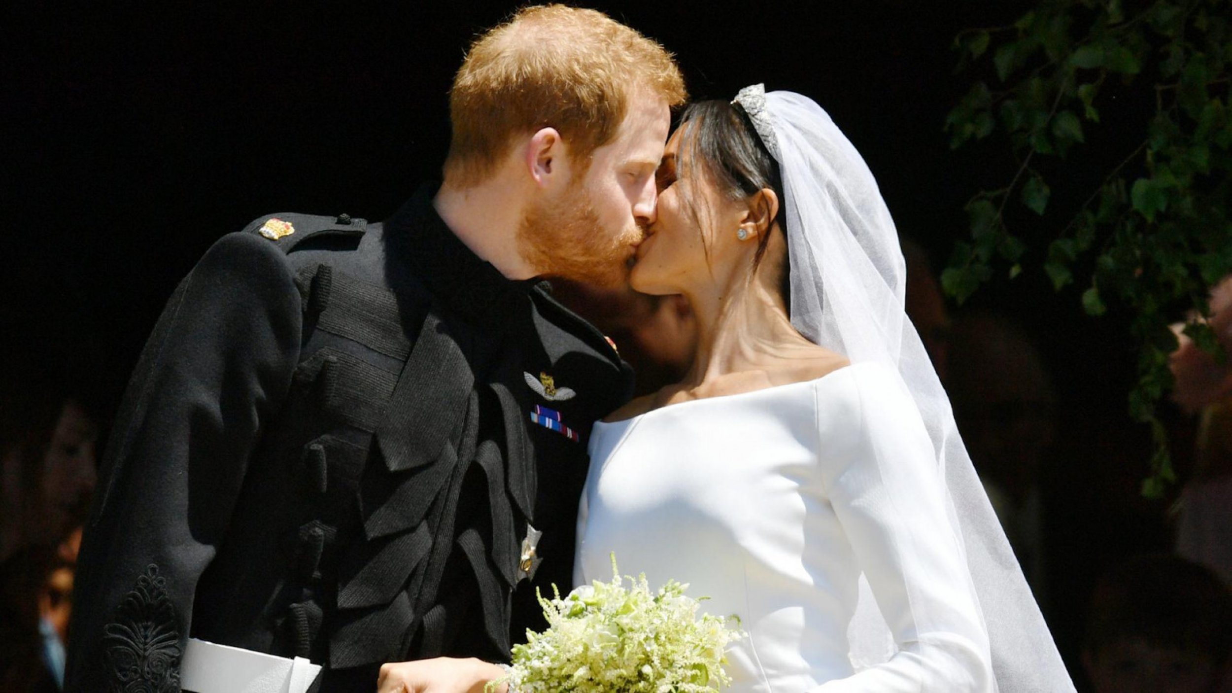 Watch Prince Harry And Meghans First Kiss As Husband And Wife At Royal Wedding