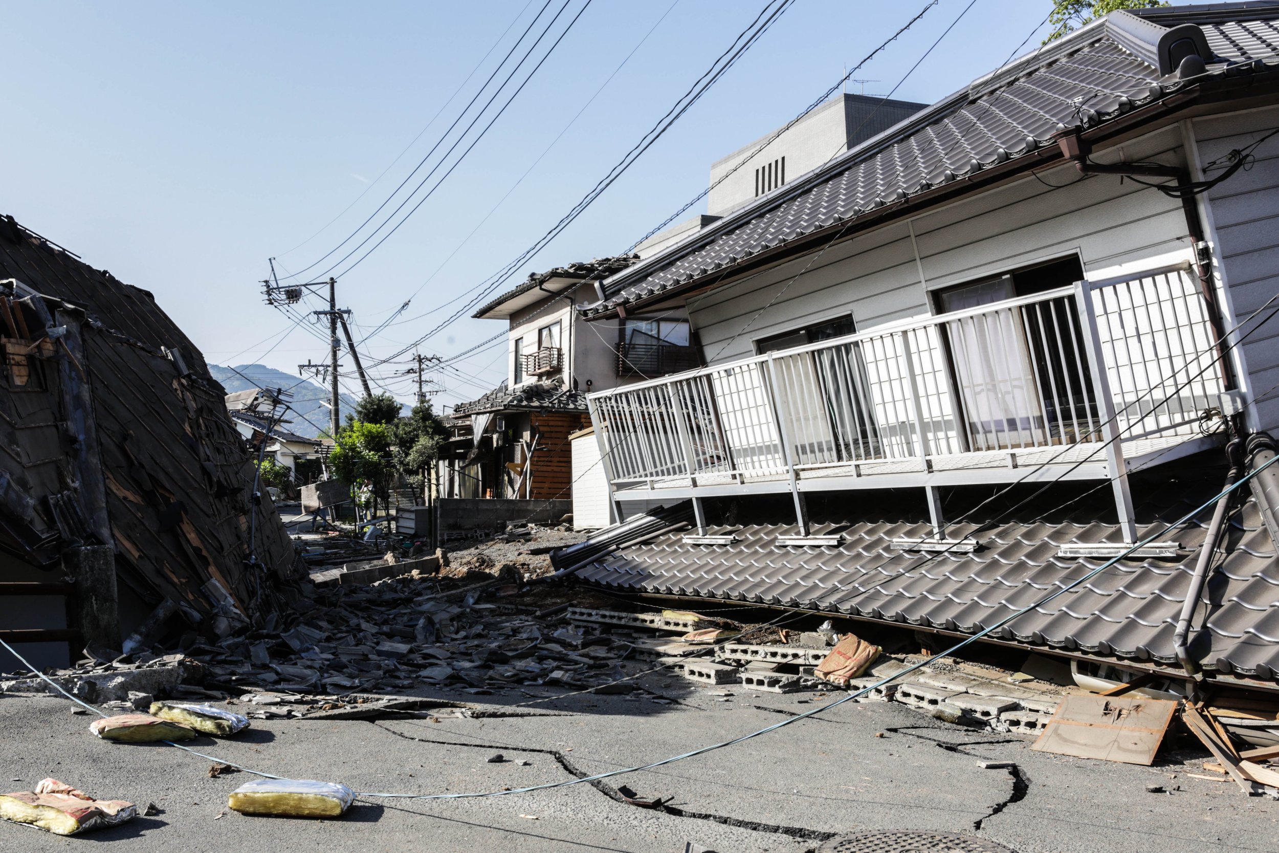 Погода землетрясения. Землетрясение фото. Разрушенные дома в Японии. Разрушенные здания Япония. Форшок землетрясения это.