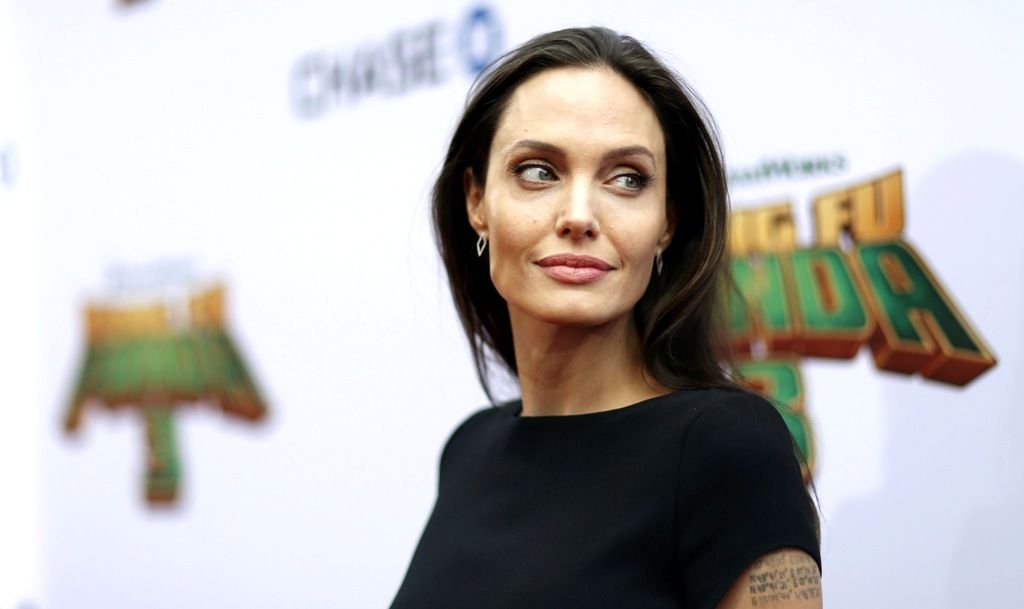 Angelina Jolie-Brad Pitt Divorce Rumors: Actress Arrives In Los Angeles ...