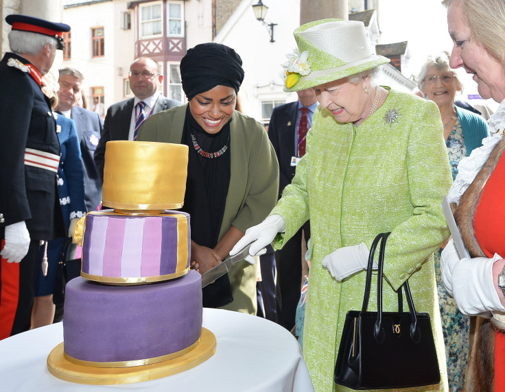 Queen Elizabeth cuts her birthday cake