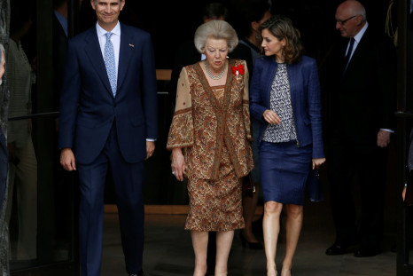 Princess Beatrix talks with Spain's Queen Letizia (R) as King Felipe