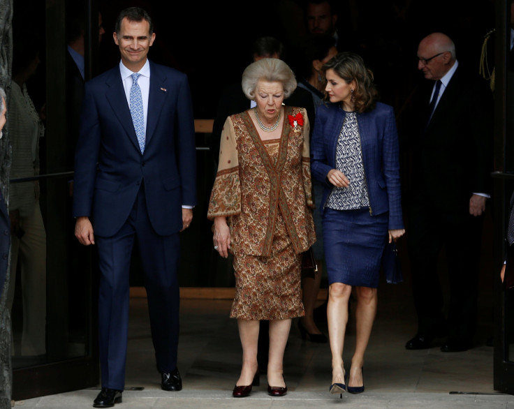Princess Beatrix talks with Spain's Queen Letizia (R) as King Felipe