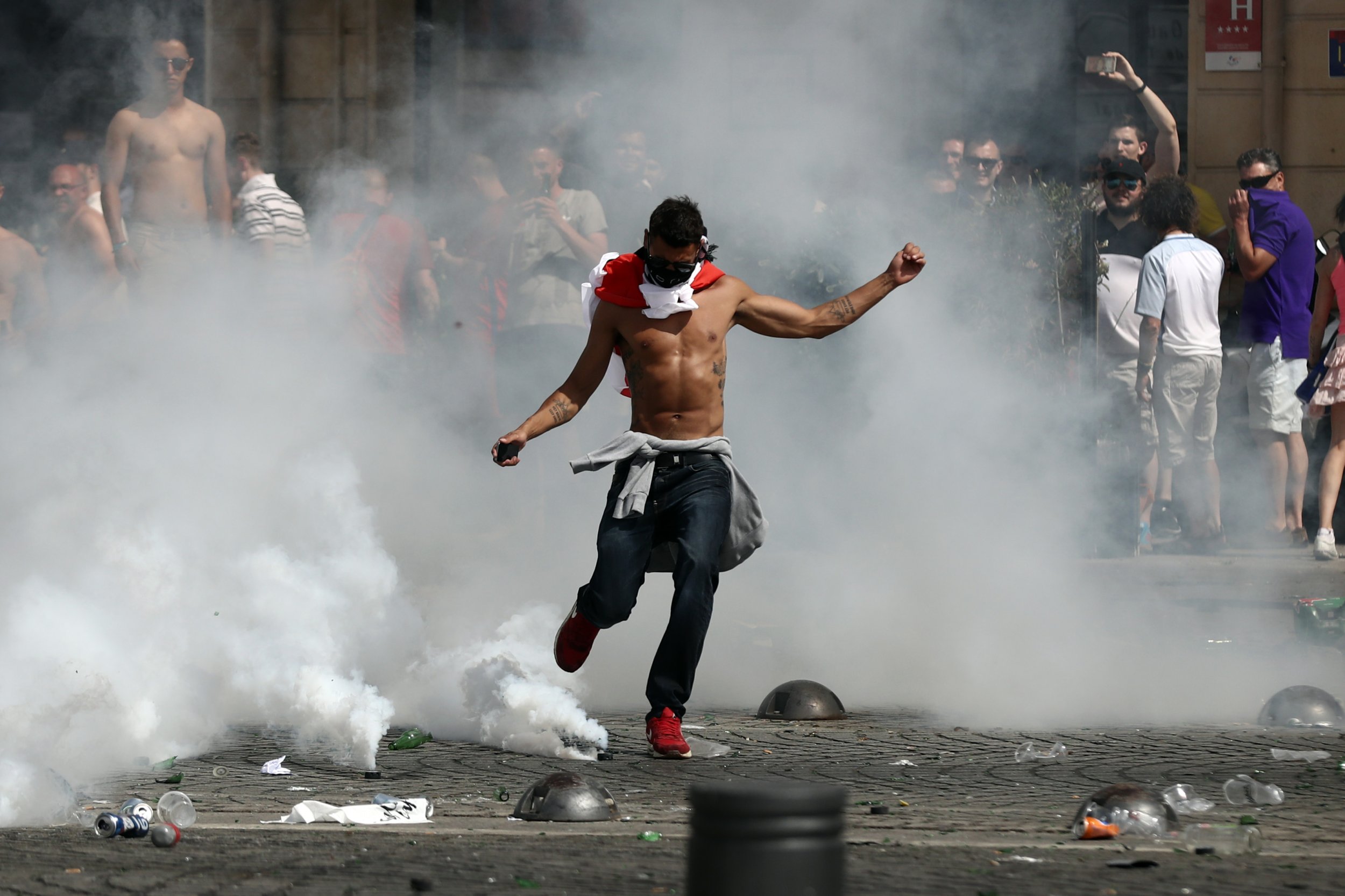 Russian hooligans france. Футбольные хулиганы. Русские футбольные хулиганы. Польские футбольные хулиганы. Russian Hooligans Euro 2016.