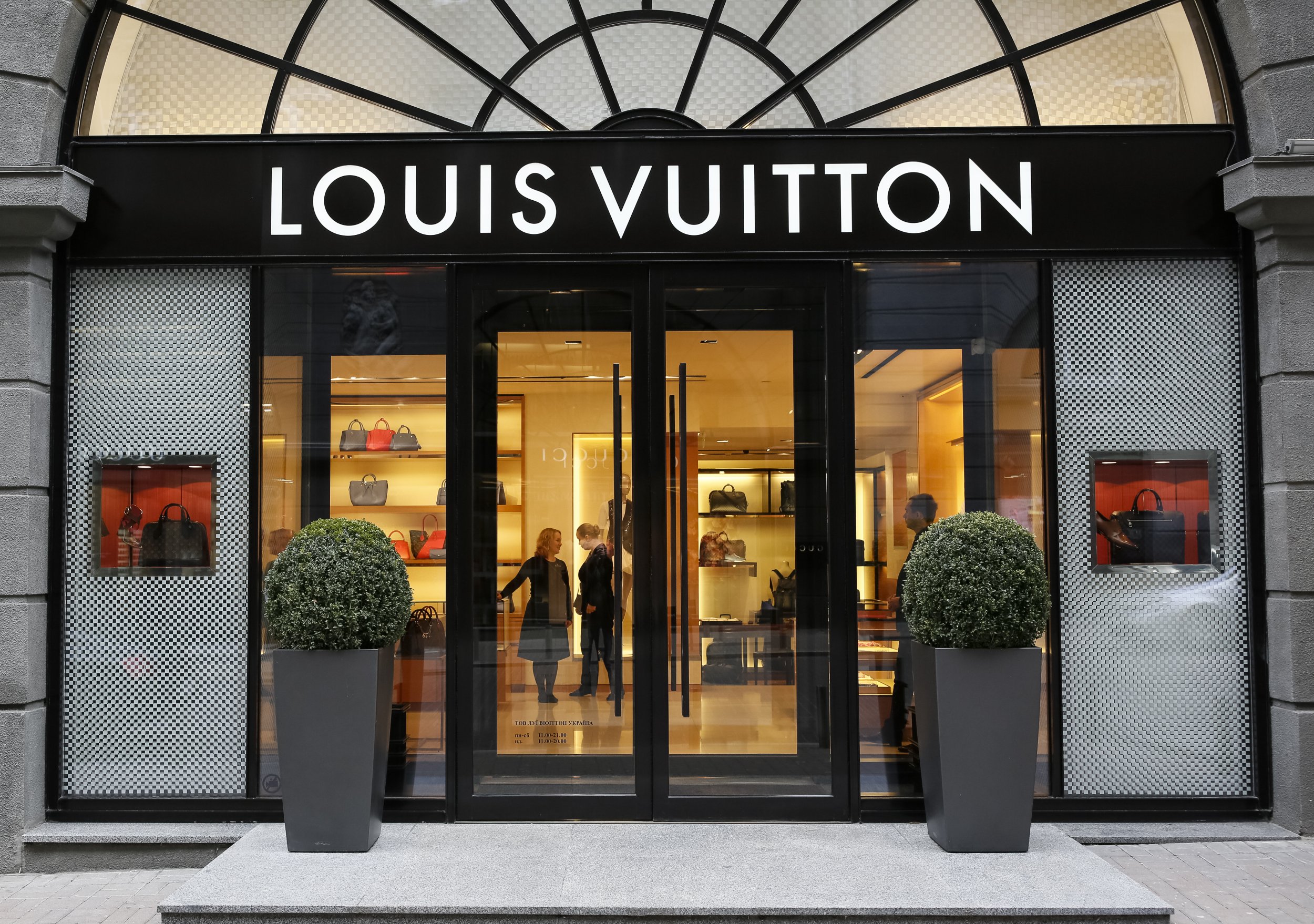 VIDEO Looters Ransack Louis Vuitton, Burberry, Bloomingdale’s ...