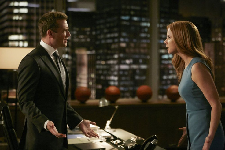 Gabriel Macht as Harvey and Sarah Rafferty as Donna