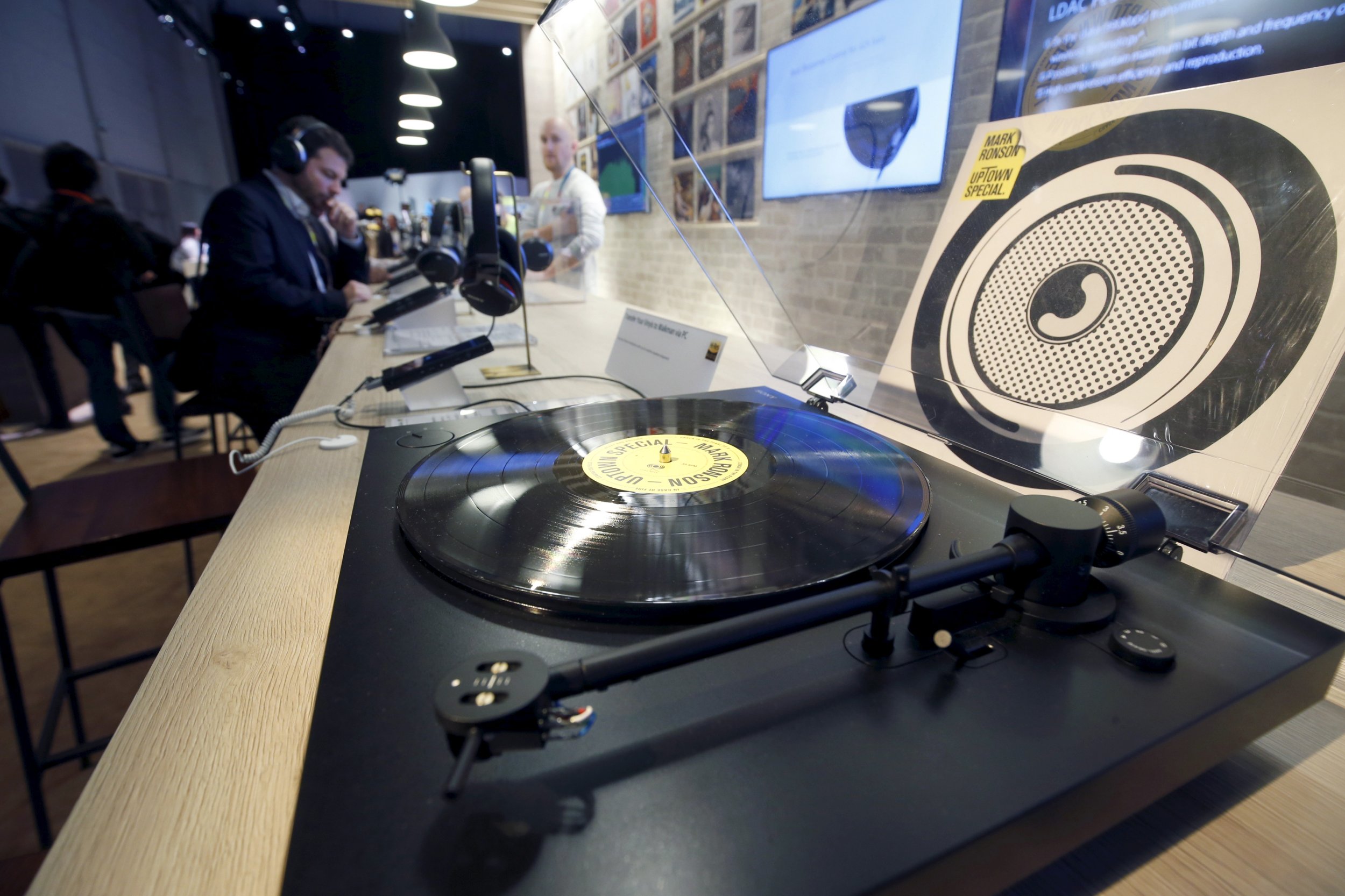 The Vinyl Comeback: Are Young People Buying Records? | IBTimes