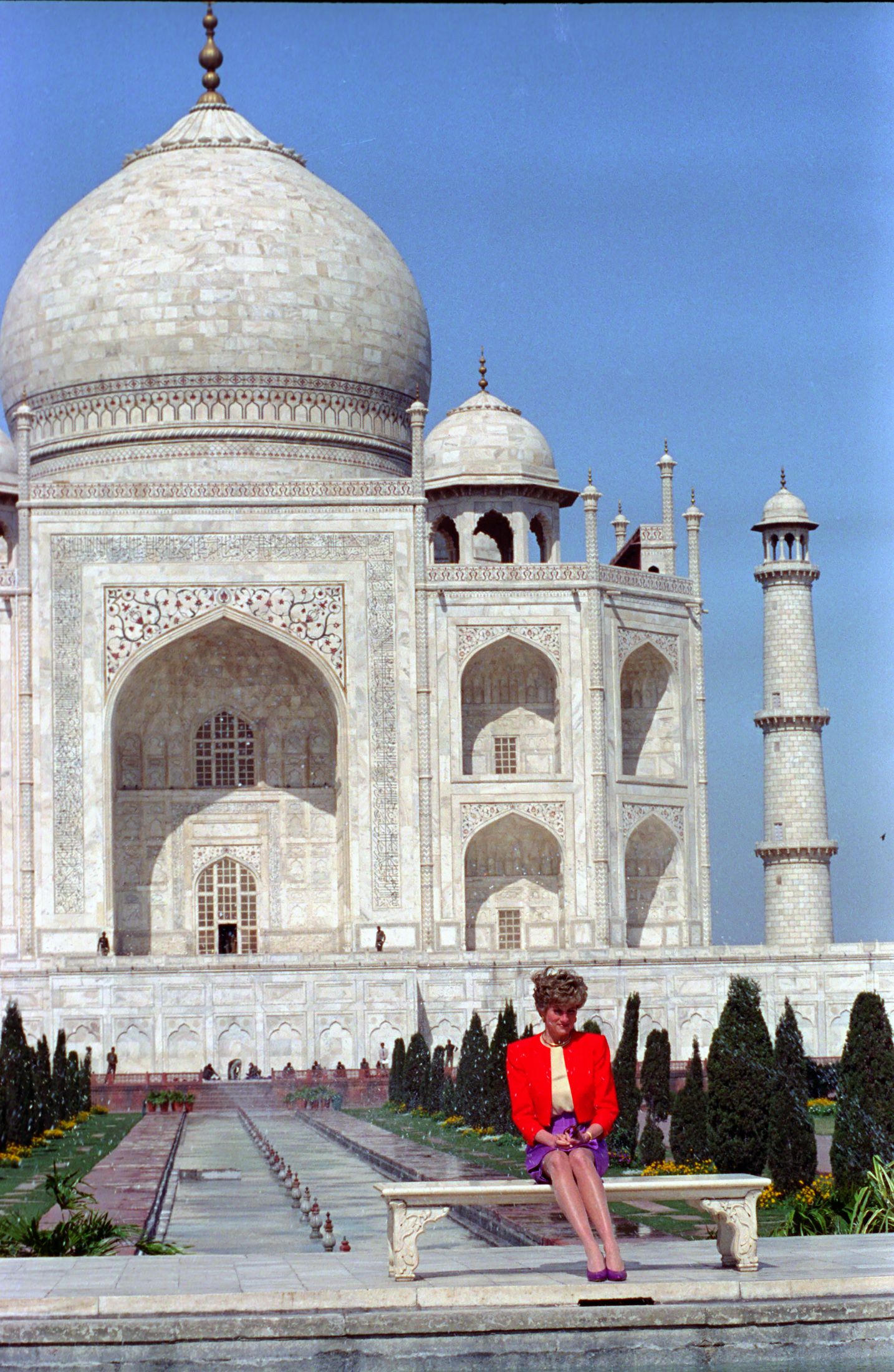Lonely Di At The Taj Mahal 
