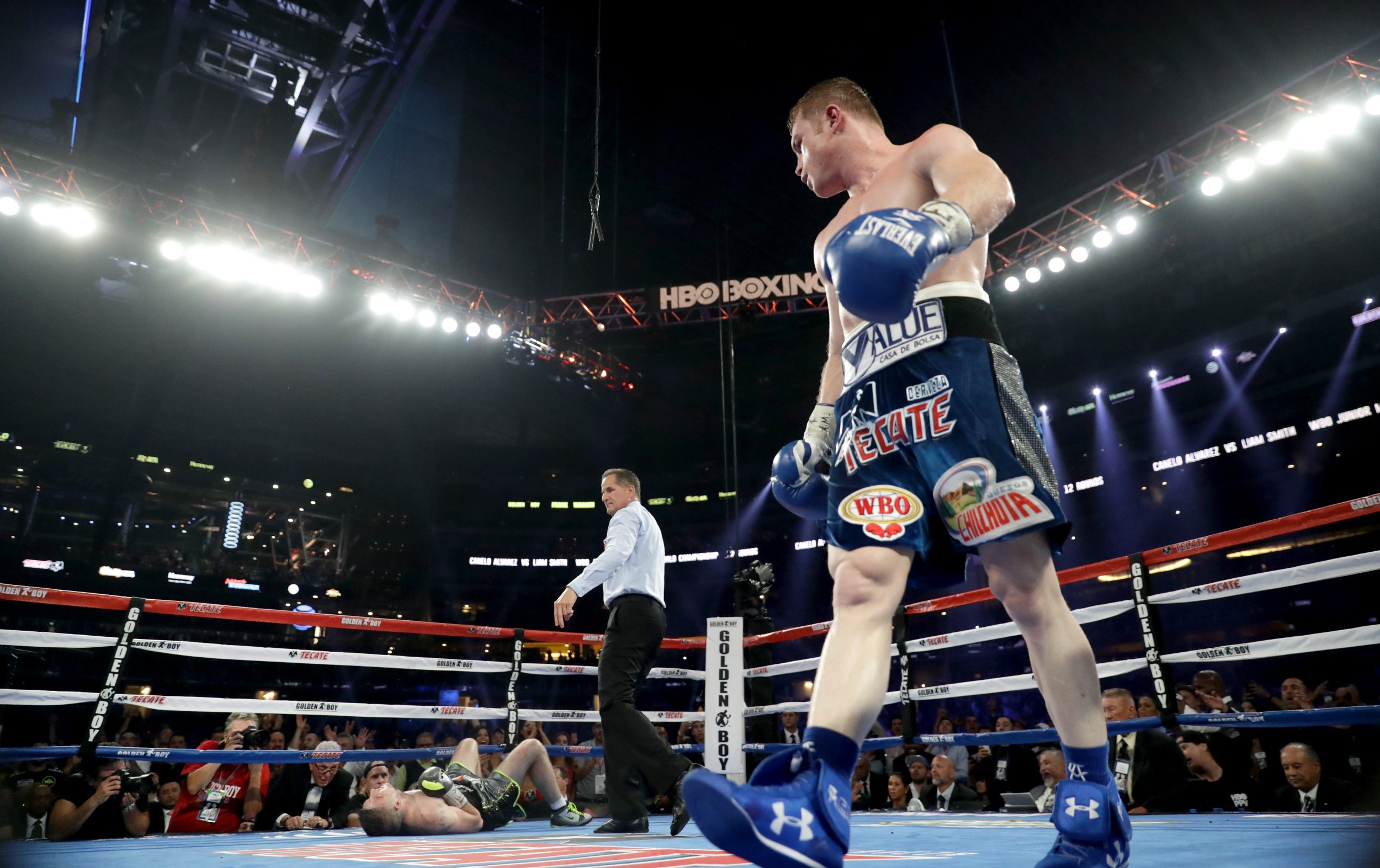 Калум смит боксер. Канело Лиам Смит. Canelo Alvarez vs Liam Smith. Canelo обои. Gold Boxing.