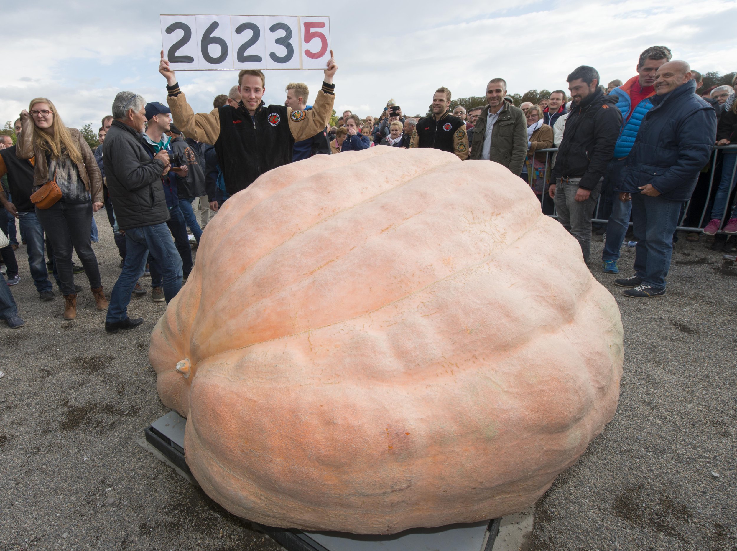 World s Largest Pumpkin World Record Broken At European Championship 