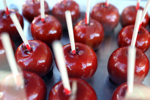 Add some spice to your 2016 Halloween party by creating these fun takes on candy apples and other sweet treats.