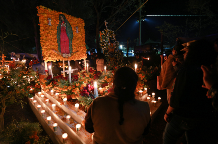 See what a Day of the Dead celebration really looks like with these cool pictures. 