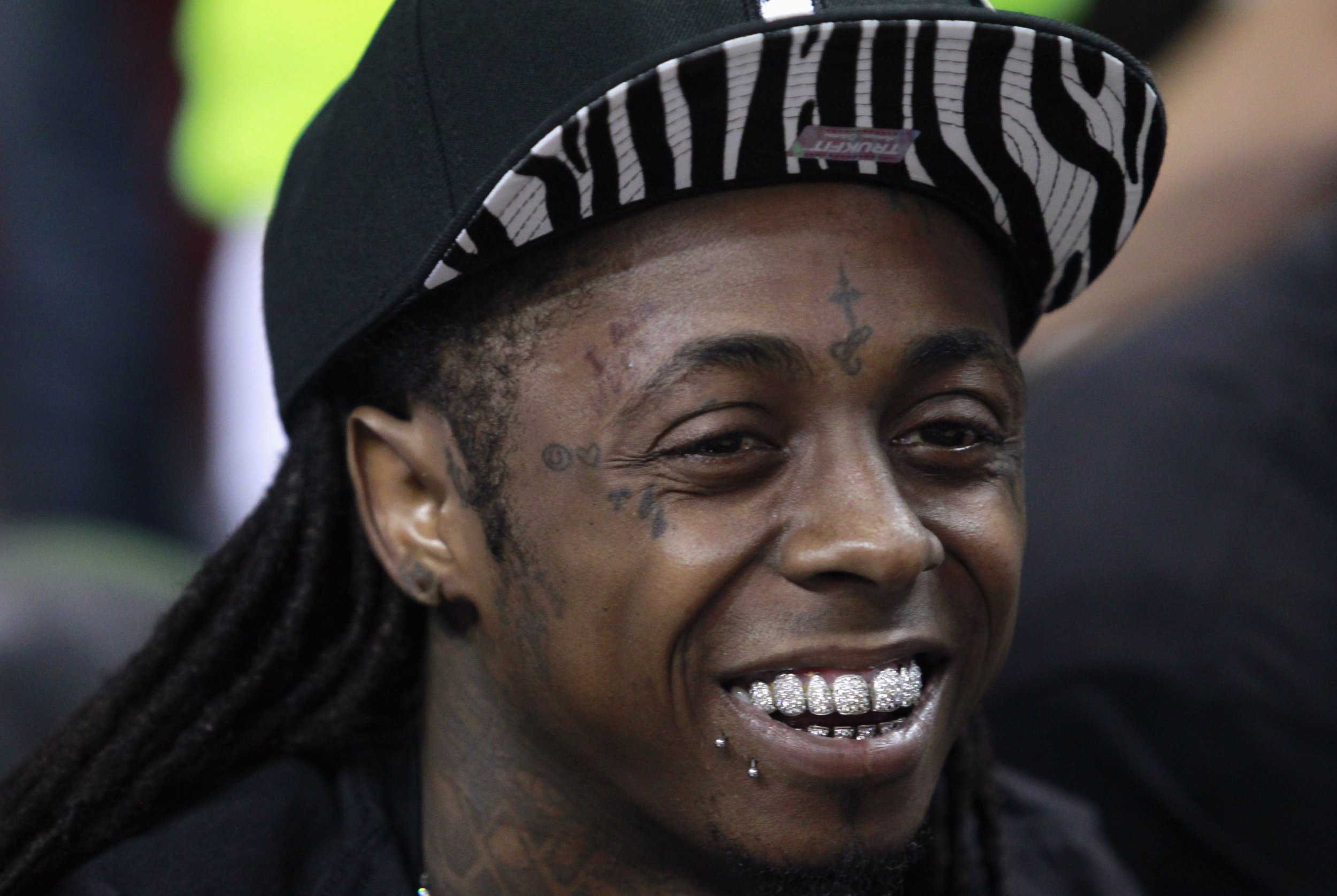 Рэпер только в кавычках. Грилзы Lil Wayne. Lil Wayne Grillz. Лил Вейн Бриллиантовые зубы. Лил Уэйн зубы.