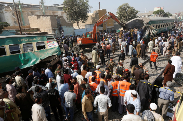 pakistan train crash