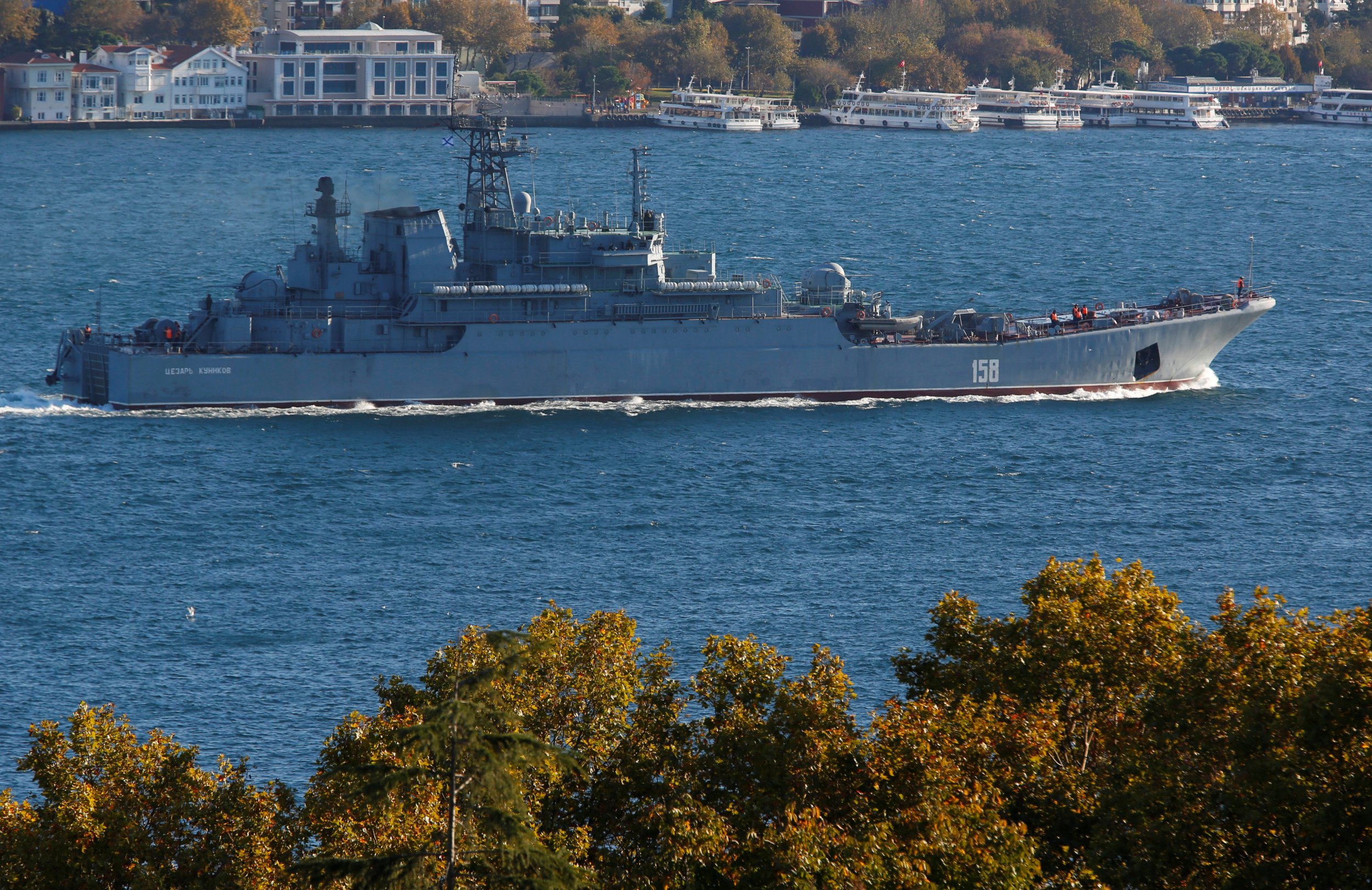 Корабль через. Босфор корабль ВМФ России. Корабли ВФС России в Босфоре. ВМФ РФ В Босфоре. Корабль в проливе Босфор.