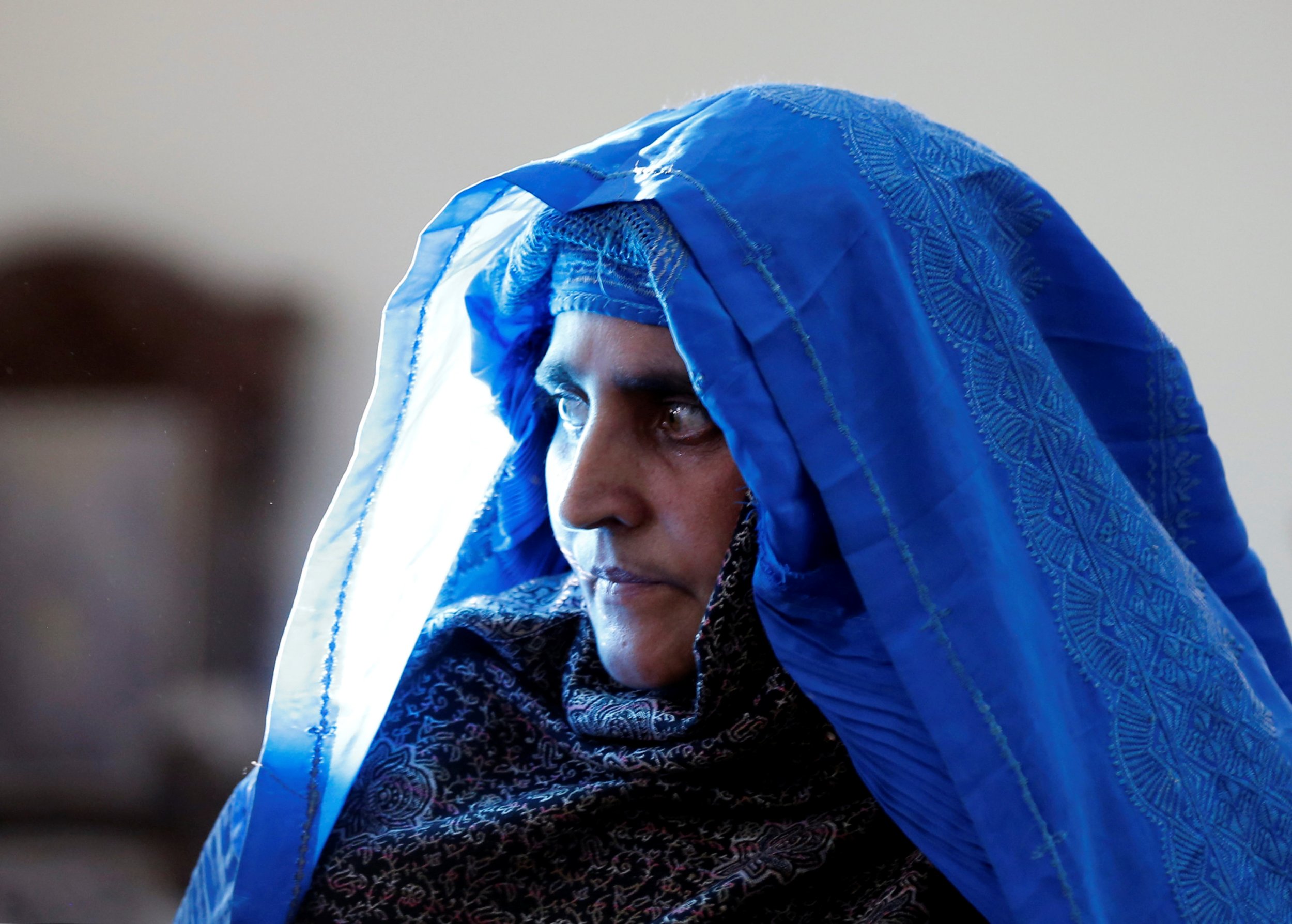 Green Eyed Afghan Girl From Famous National Geographic Cover Flees Taliban Given Refuge In 