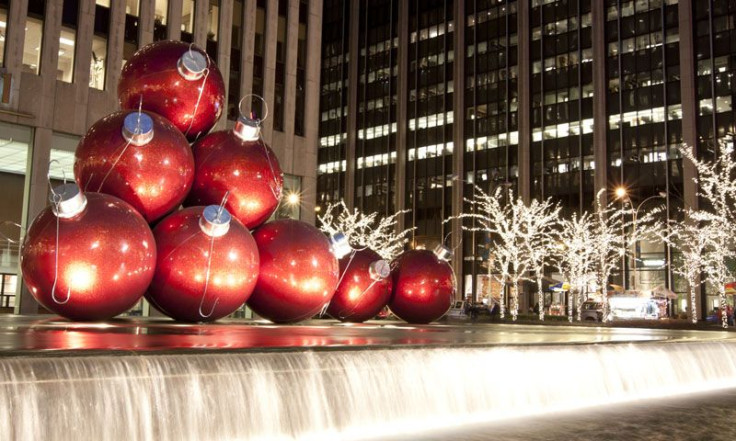 cold weather puts shoppers in holiday spirt