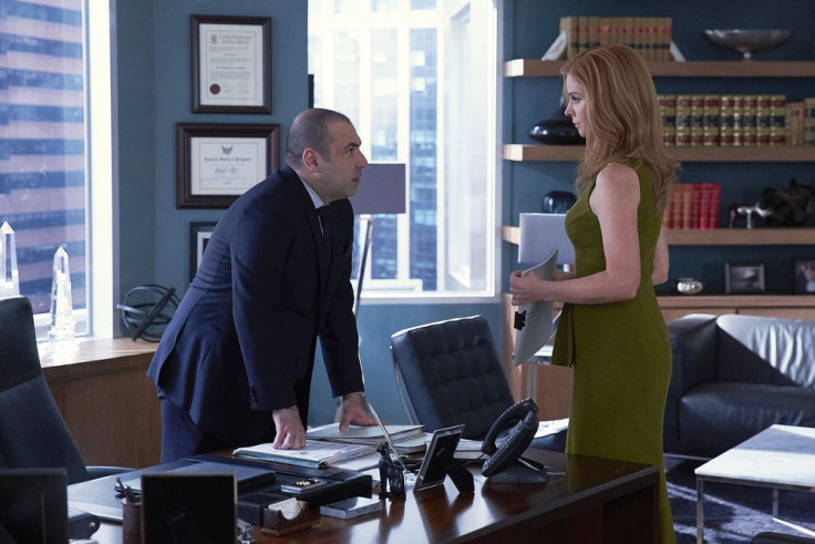 Rick Hoffman as Louis Litt, Sarah Rafferty as Donna Paulsen