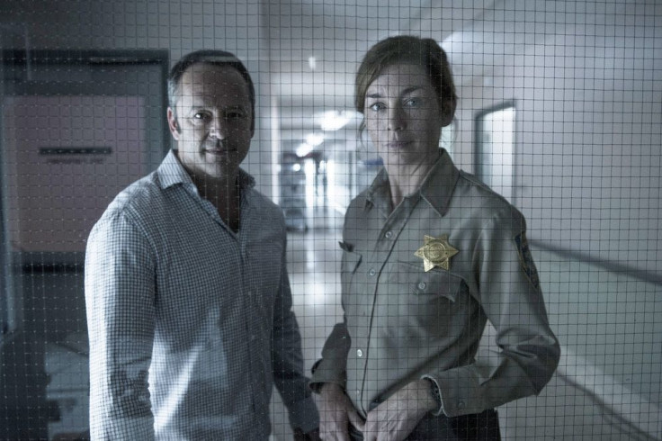 Gil Bellows as Gabe, Julianne Nicholson as Helen