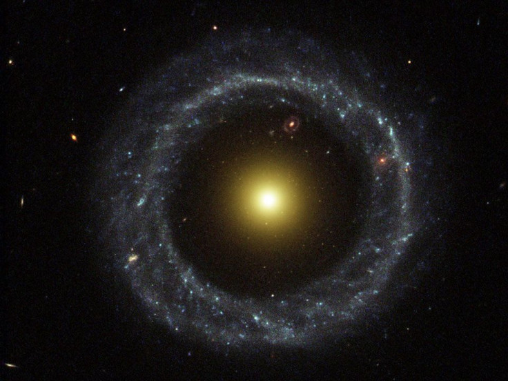 hoag_hubble_960