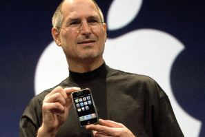 Steve Jobs Unveils the iPhone in 2007.