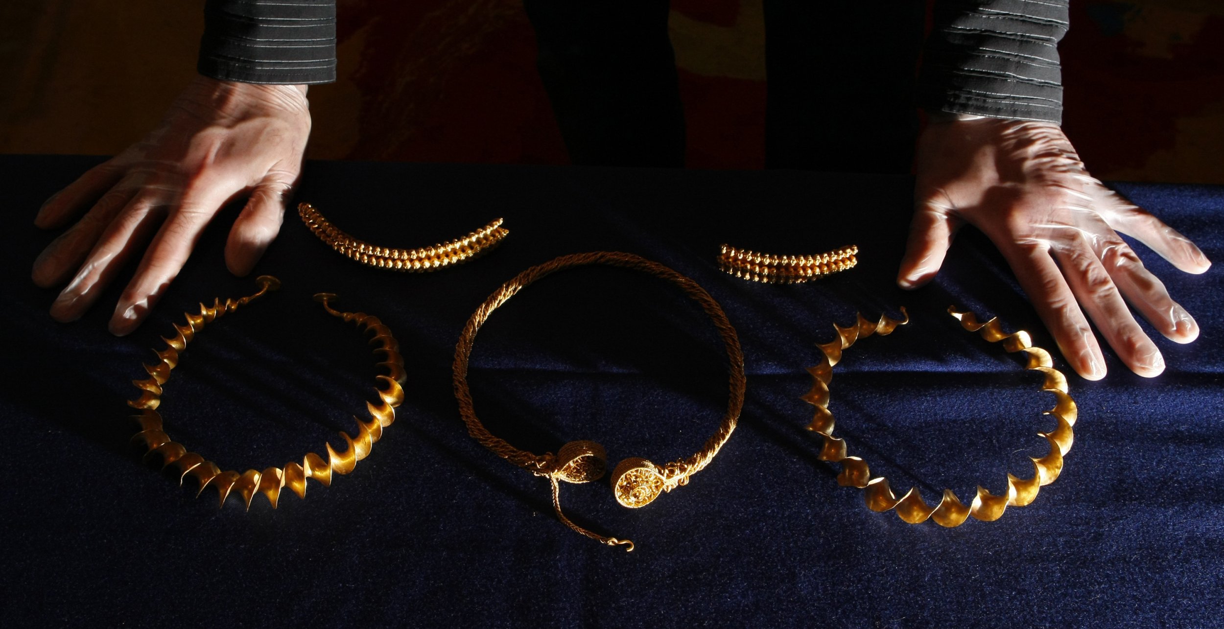 oldest-gold-found-iron-age-jewelry-discovered-in-britain-ibtimes