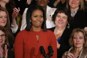 Michelle Obama surprisings young females students at school.