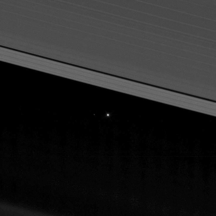 earth-saturn-ring-zoom