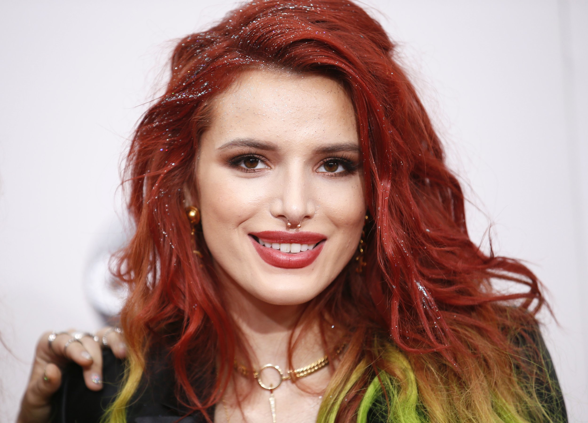 Торн слушать. Bella Thorne. Белла Торн с красными волосами. Белла Торн настоящий цвет волос. Белла Торн брюнетка.