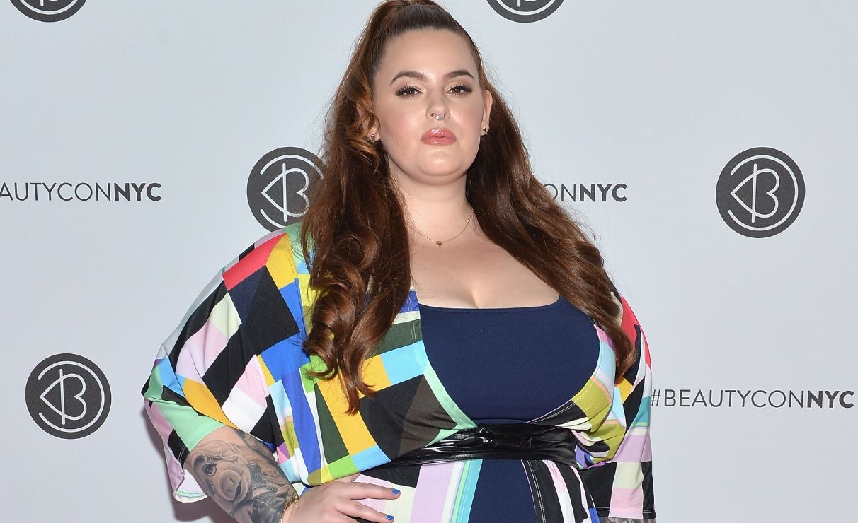 Tess Holliday Promotes Body Positivity After 'Trolling' Chloë Grace ...