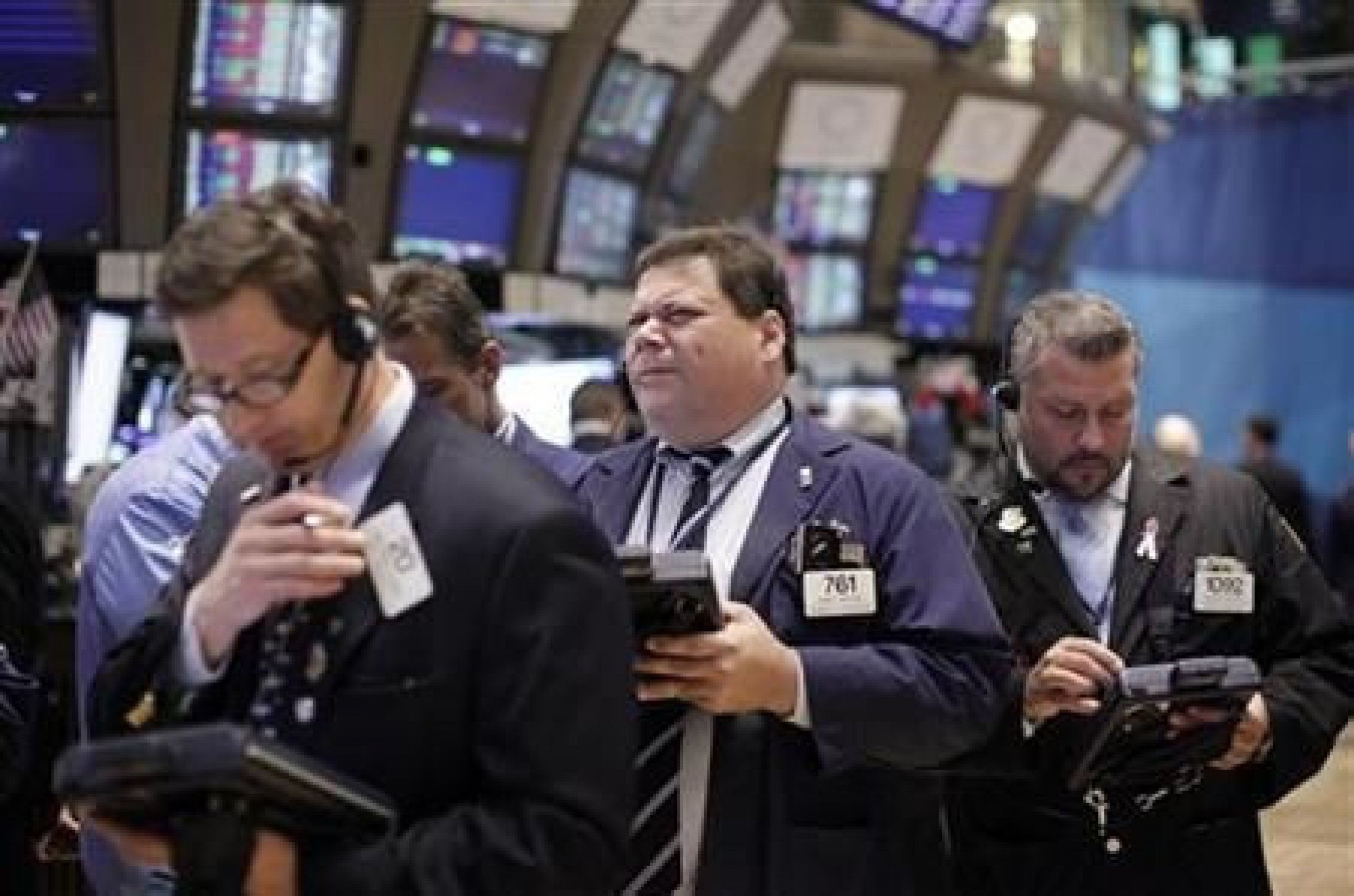 Wall Street Dips on Fiscal Cliff Overhang, Apple Shares Drop