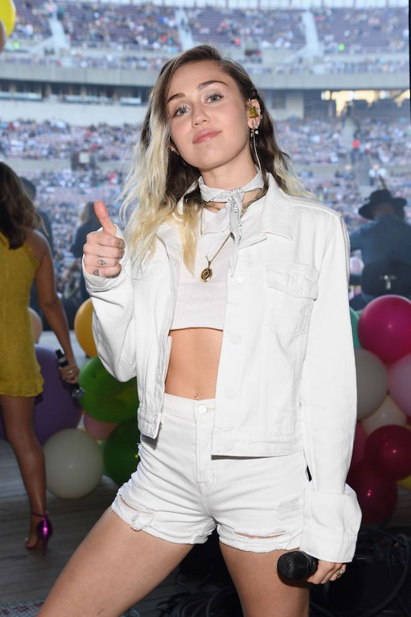 Miley Cyrus Shares Photo Of First Kiss With Liam Hemsworth On ...