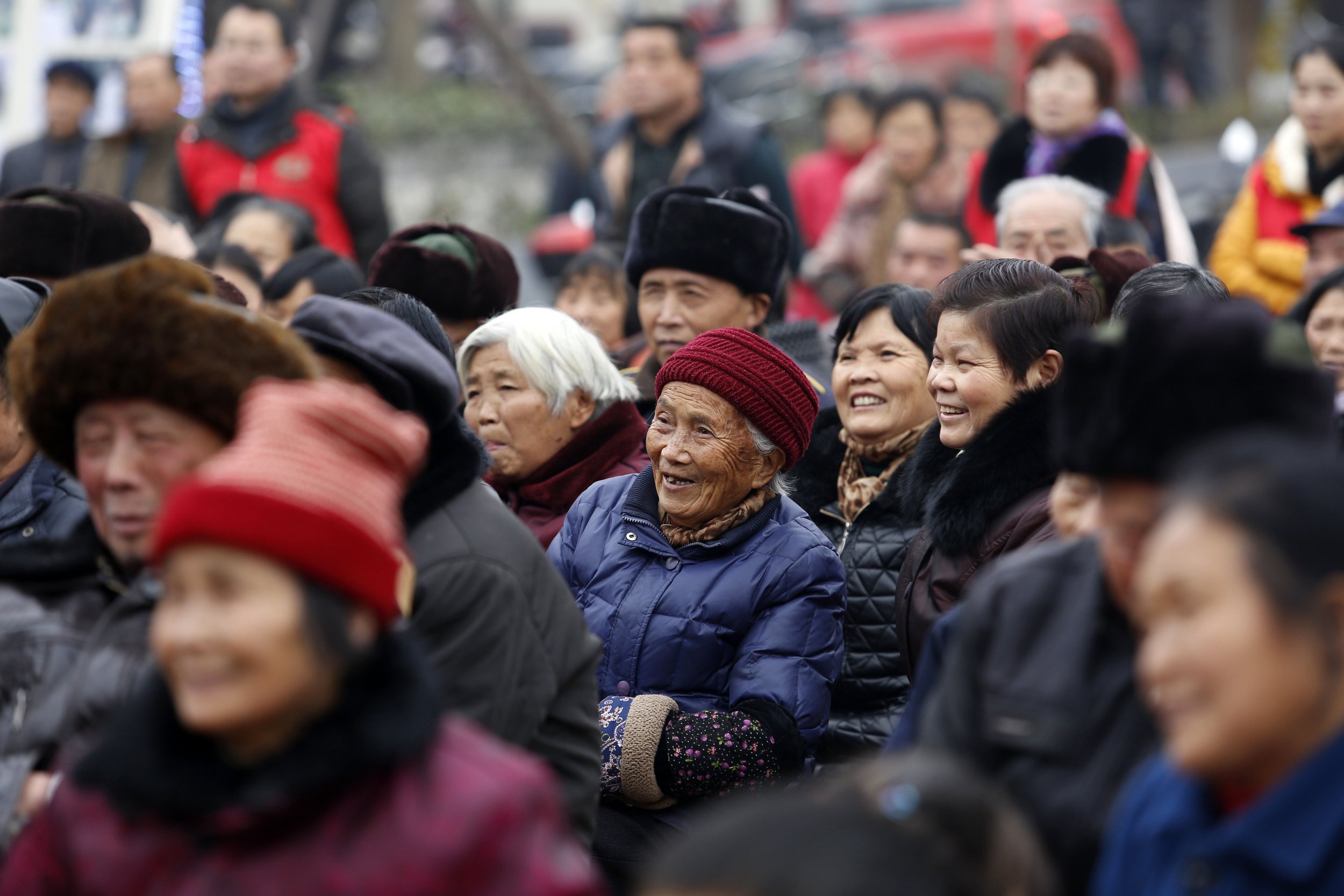 Проблемы страны китая. Старик китаец. Китай пожилые люди. Жители Японии. Пенсионеры в Китае.