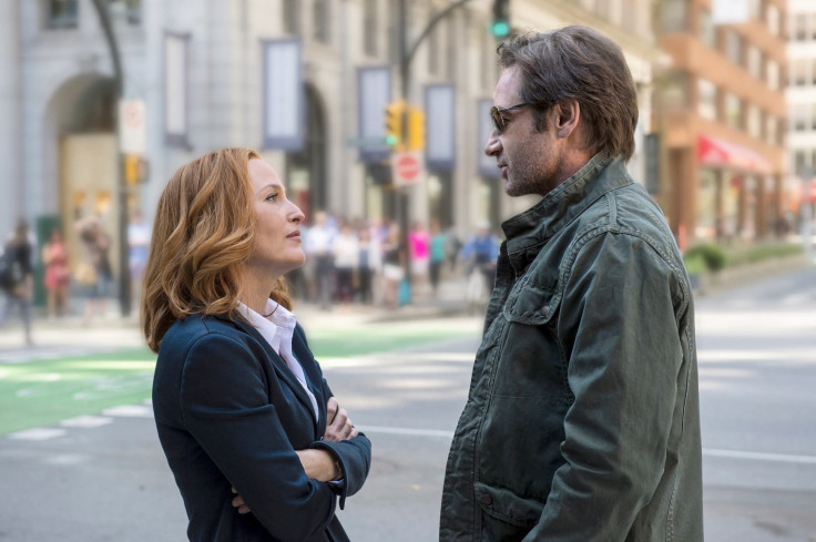 Gillian Anderson as Scully, David Duchovny as Fox