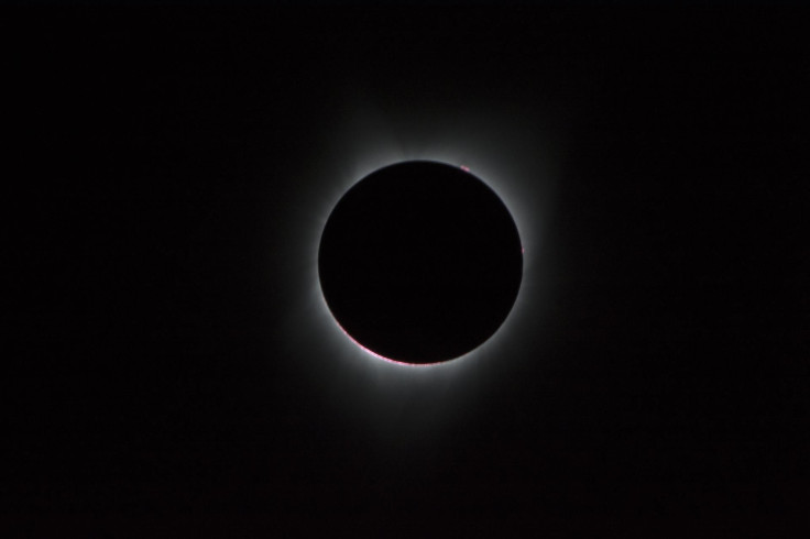 gas around moon eclipse