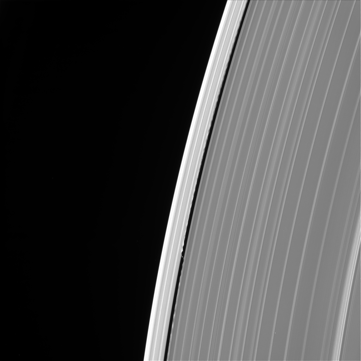 saturn-rings-daphnis