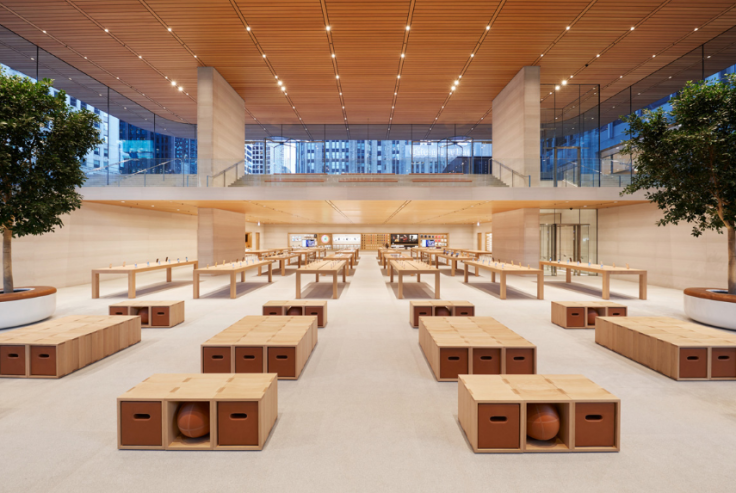 Apple opens up Michigan Avenue store