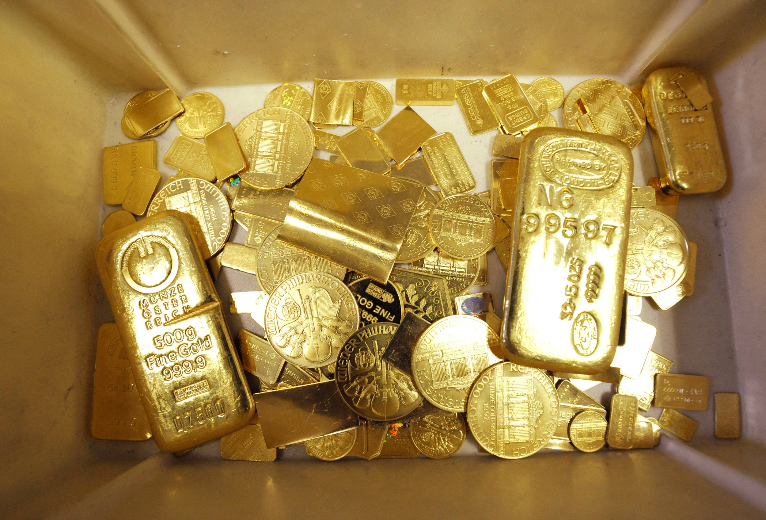 Золото покупка и продажа сегодня. Слиток золотой. Золотые слитки золота. Маленький слиток золота. Банковские слитки золота.