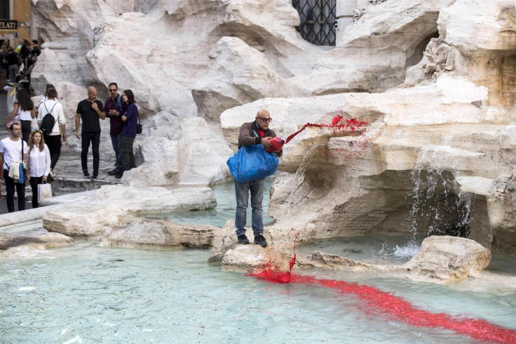 171026-trevi-fountain-red-paint-pouring-ew-207p_d9d07b16a30ff853f428b79dc33ec1eb