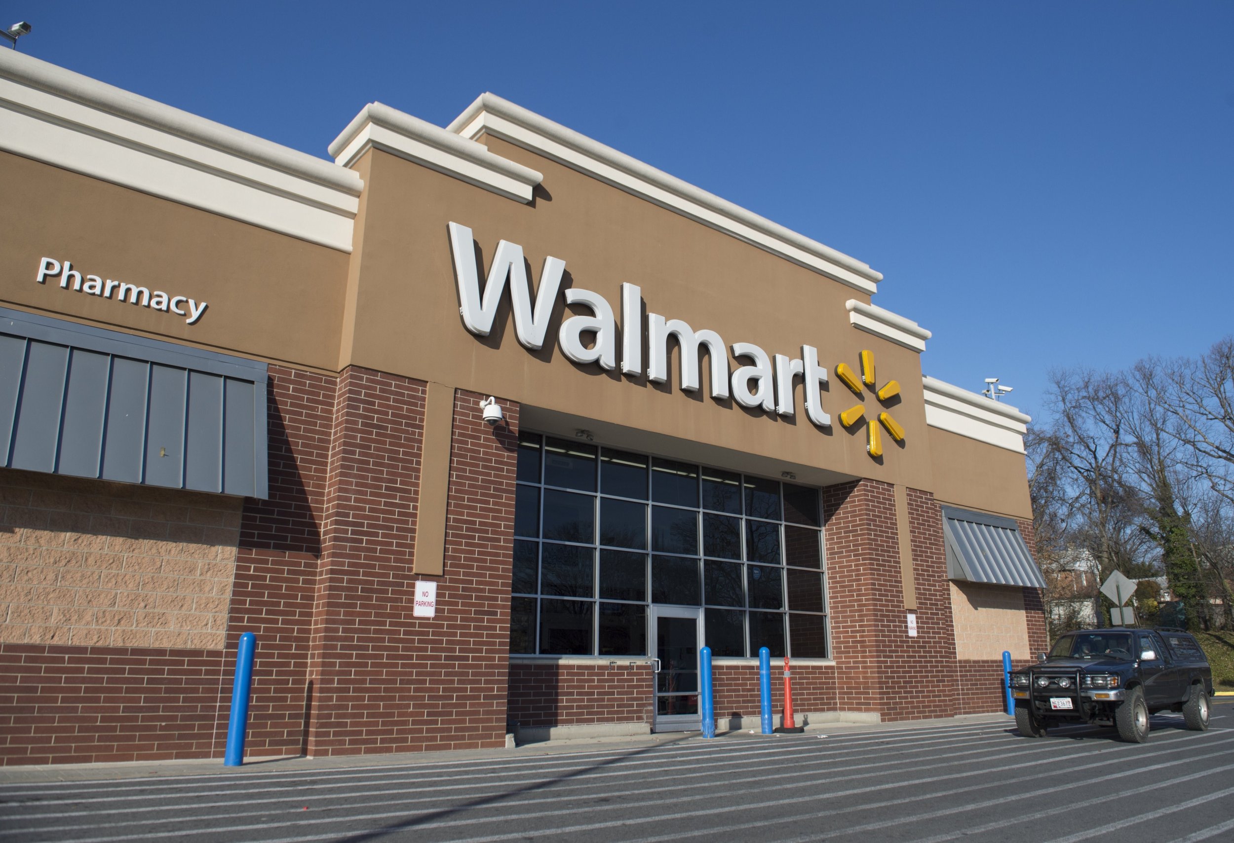 Ohio Walmart Employees Caught Throwing Away Shopping Carts Full Of Food