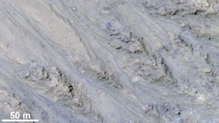 Mars surface streaks