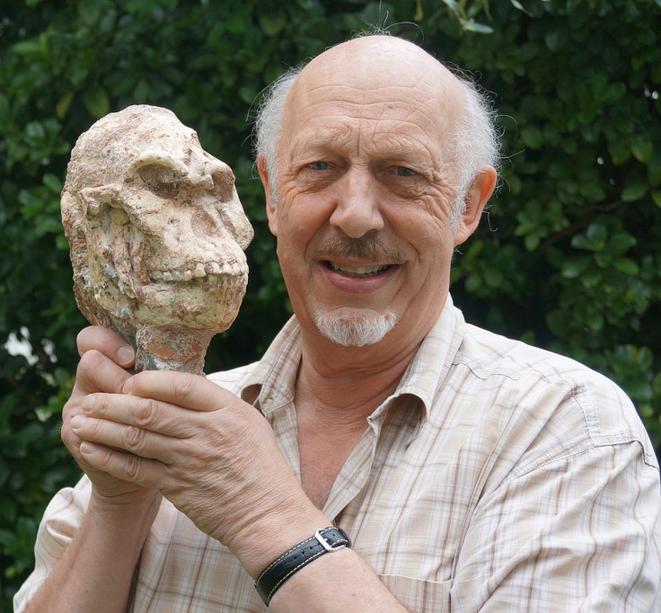 Ron_Clarke_and_Little_Foot_Skull