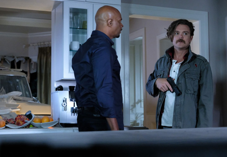 Damon Wayans as Murtaugh, Clayne Crawford as Riggs