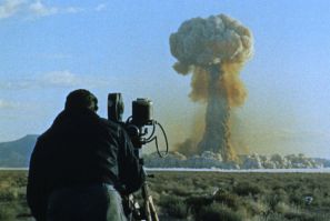 Nuclear bomb mushroom clous 