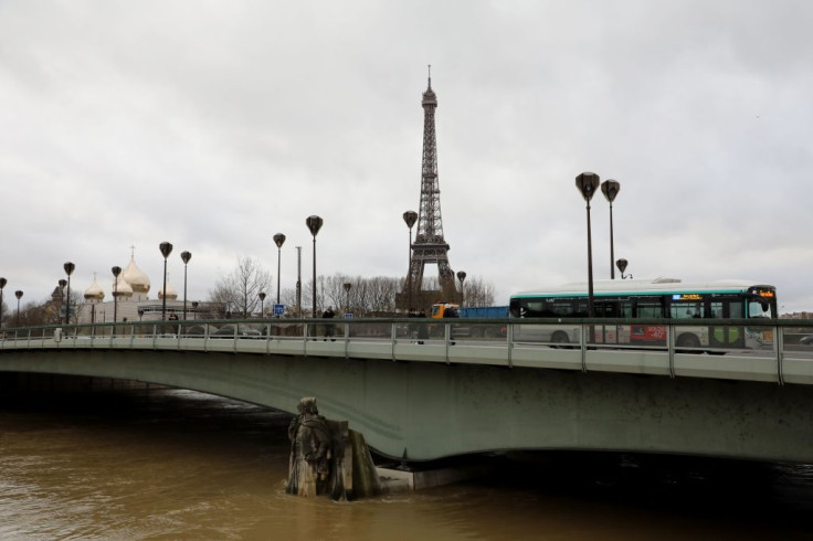 eiffel tower flooded paris