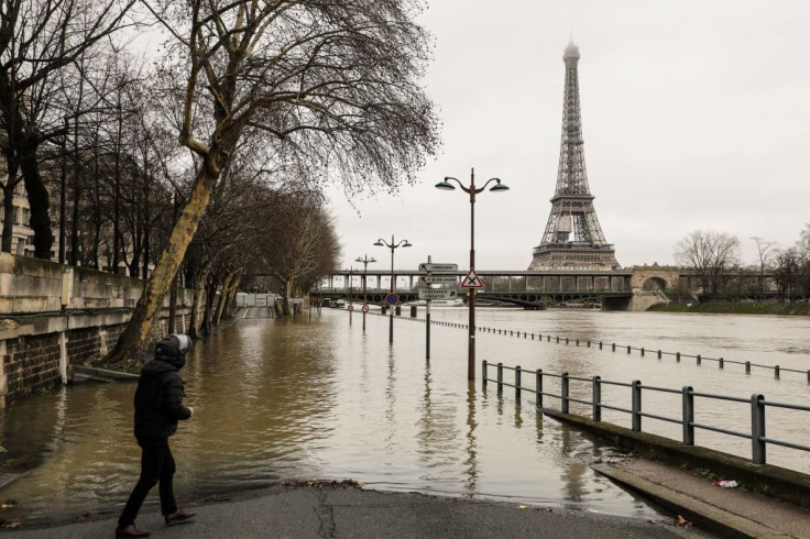 banks of river seine paris flood