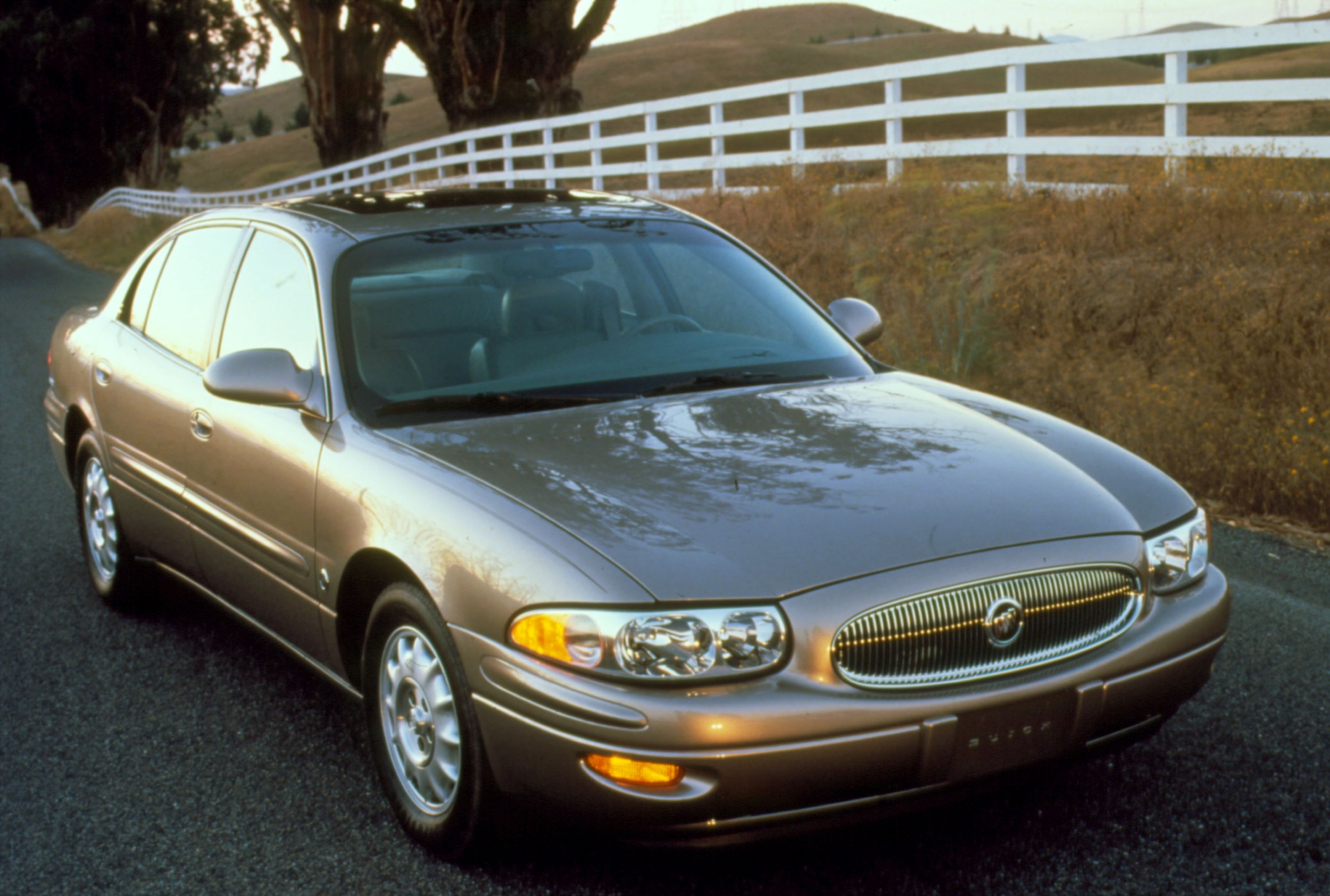 2000 год на продажу. Buick lesabre 1999. Buick 2000. Бьюик машина 2000. Buick lesabre 2003.